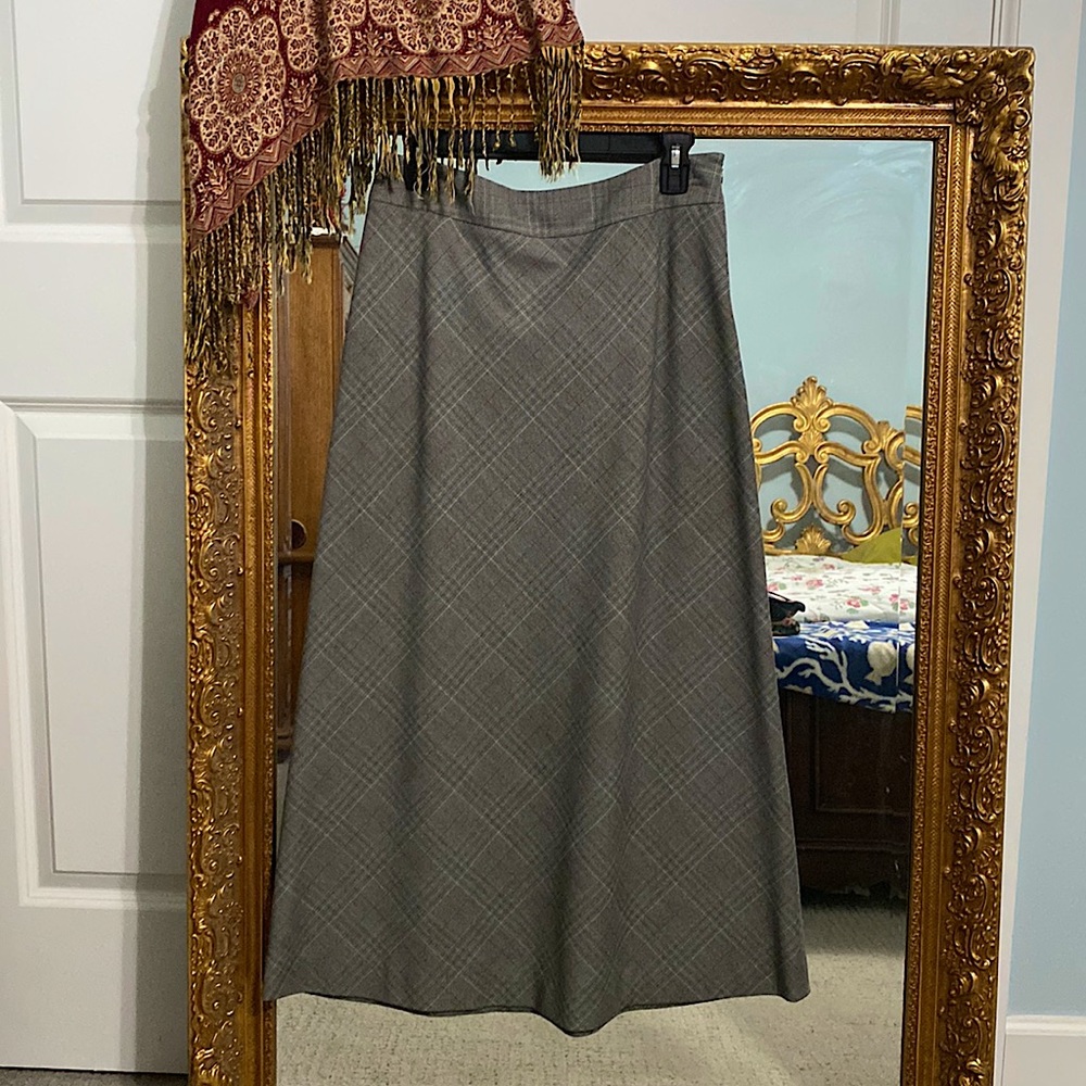 Covington Vintage stretchy Maxi Skirt. Side zip up.
